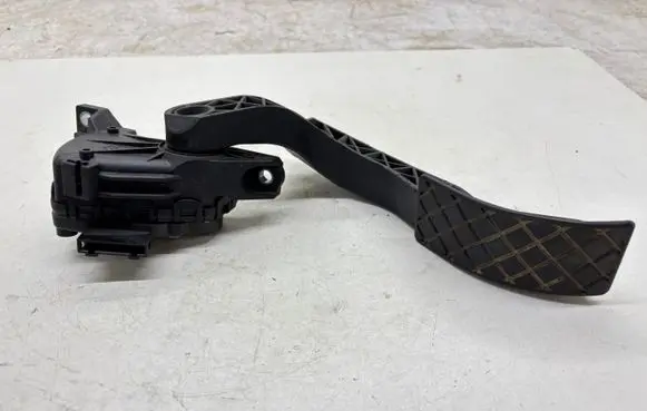Volkswagen PASSAT B5.5 Accelerator throttle pedal 8D1721523F
