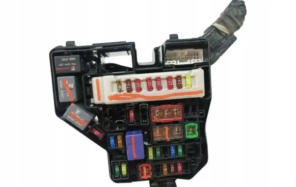Toyota Yaris Fuse box set 821150DF70B