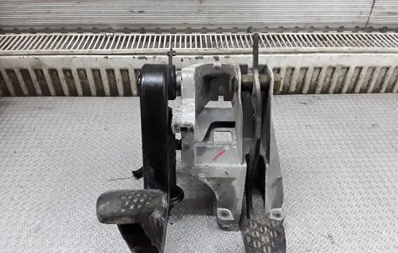 Volkswagen II LT Pedal assembly 9012900419