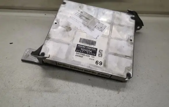 Toyota Avensis T250 Engine control unit/module 8966105690 MB1758006326