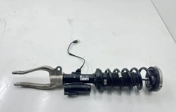 BMW 5 G30 G31 Front shock absorber/damper 6866534