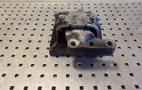 Volkswagen PASSAT B7 Engine mount bracket 1K0199262
