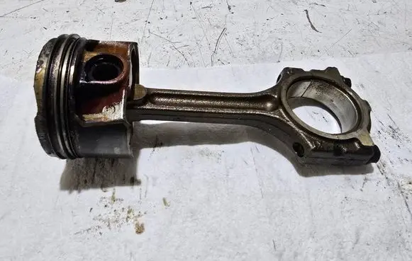 Nissan Juke I F15 Piston with connecting rod 72l74 68041