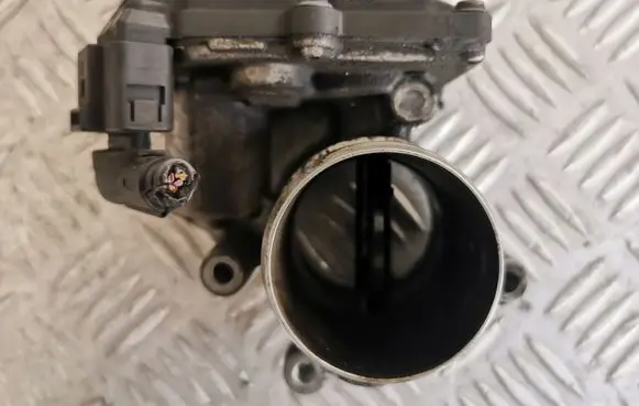 Volkswagen Tiguan Throttle valve 03L128063E
