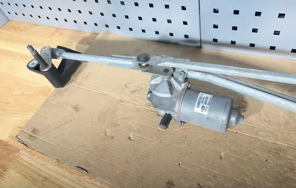 Land Rover Evoque I Front wiper linkage and motor W0027101 L538LHD