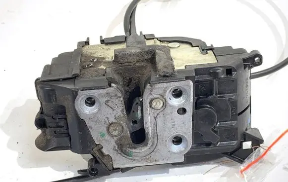 Renault Clio III Front door lock 