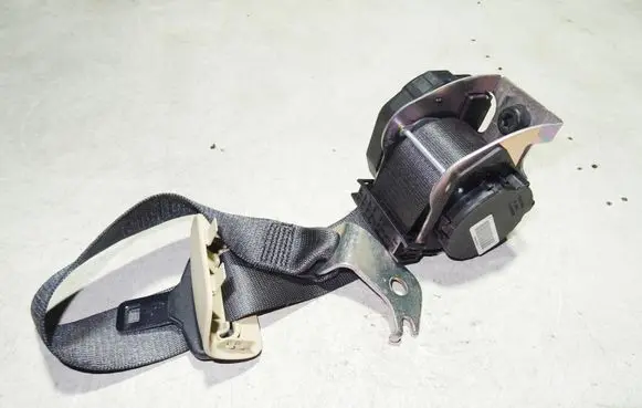 Middle seatbelt (rear)