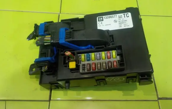 Opel Meriva B Fuse box set 13396577 BEZPIECZNIKOW