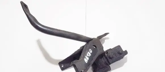Nissan Almera Tino Engine mounting bracket
