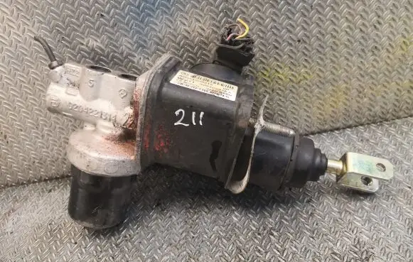 Mercedes-Benz E W211 Brake booster 0004300312
