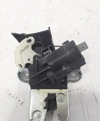 Volkswagen PASSAT B6 Loading door lock 