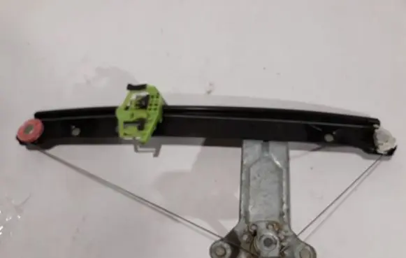 Rear door manual window regulator