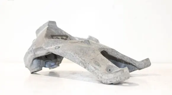 Engine mounting bracket