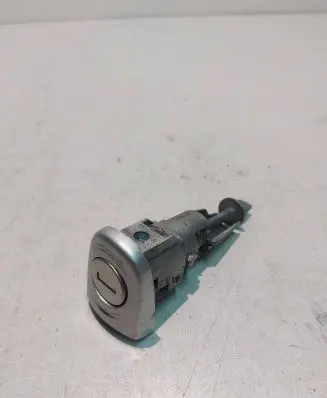 Skoda Octavia Mk2 (1Z) Front door lock (next to the handle) 1Z0837167C