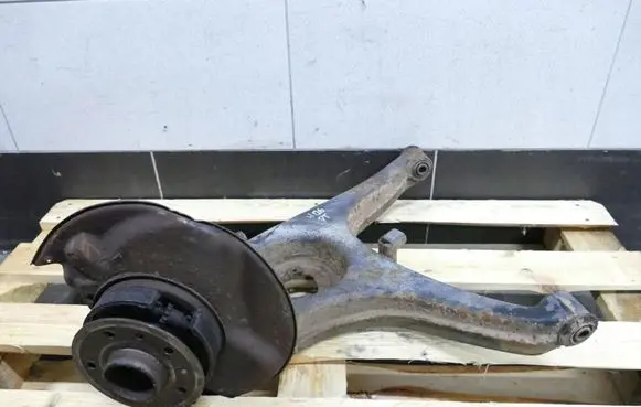 Rear wheel hub spindle/knuckle