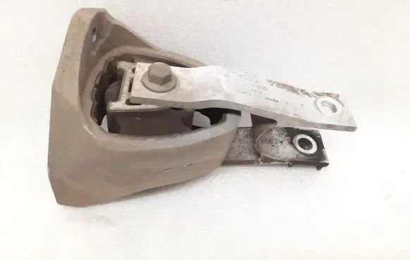 Volvo XC90 Engine mount bracket 31339951