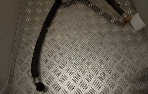 Engine coolant pipe/hose