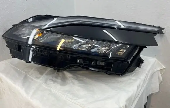 Nissan Qashqai J12 Headlight/headlamp HCR0110200RL