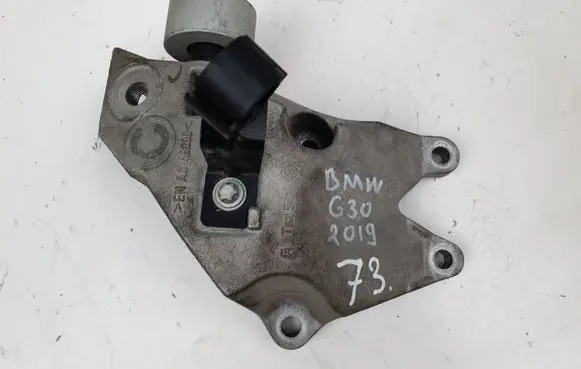 BMW 5 G30 G31 Engine mounting bracket 6864593