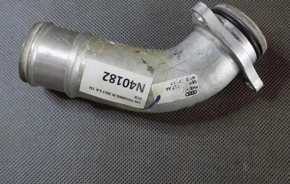 Volkswagen Touareg III Engine coolant pipe/hose