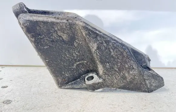 Engine mounting bracket
