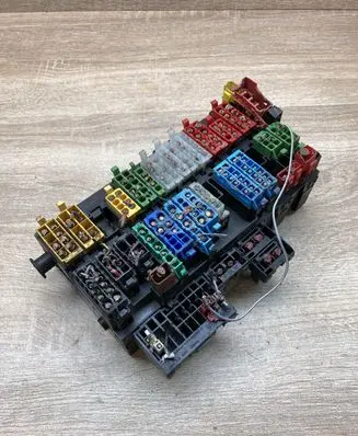 Volkswagen PASSAT B4 Fuse module 357937039