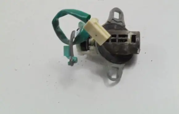 Mazda MPV II LW Front door lock (next to the handle) 
