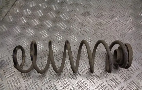 Volkswagen Polo IV 9N3 Rear coil spring