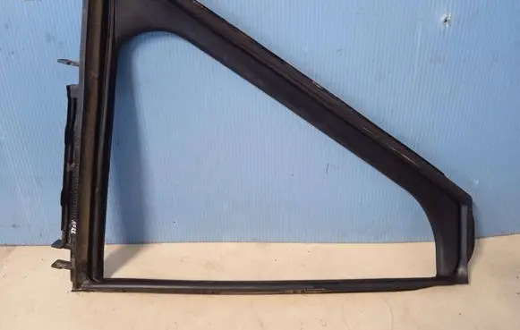 Toyota Avensis T270 Rear vent window glass 6818805070