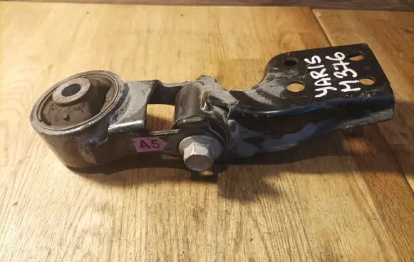 Toyota Yaris Engine mount bracket