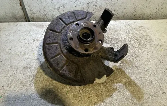 Volkswagen Golf V Front wheel hub
