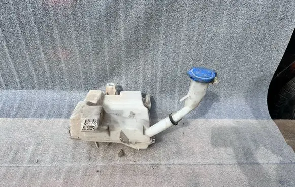 Ford Focus Windshield washer fluid reservoir/tank BV6117B613A DV6117B613B