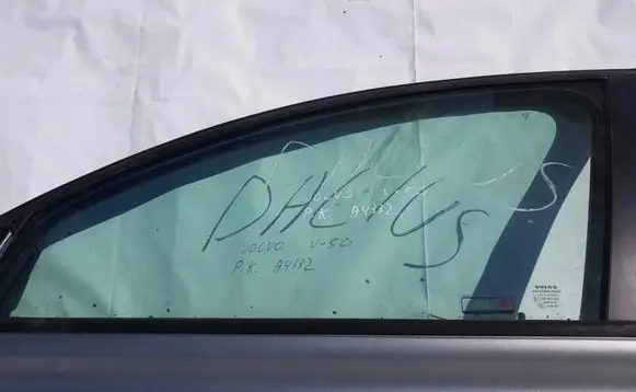 Volvo V50 Front door window glass four-door