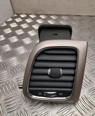 Rear air vent grill