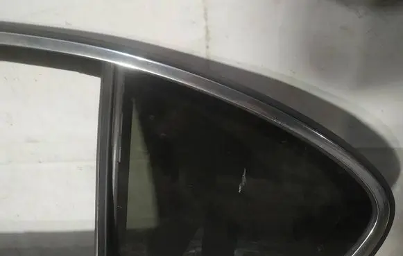 Rear vent window glass