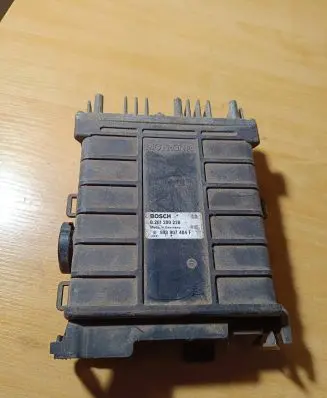 Volkswagen PASSAT B3 Engine control unit/module 893907404F 0261200228