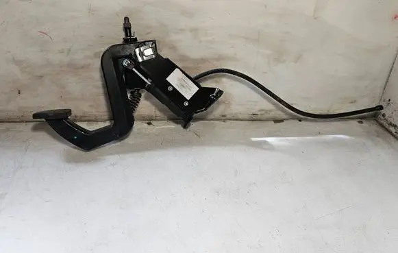 Mercedes-Benz Vito Viano W639 Brake pedal A6392902401 A6392900516 A6392900116