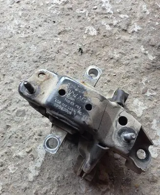 Volkswagen Polo IV 9N3 Engine mount bracket 6Q0199555 090420051