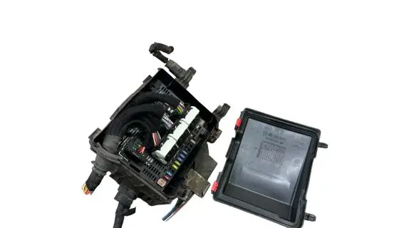 Peugeot 308 Fuse module 9807091980