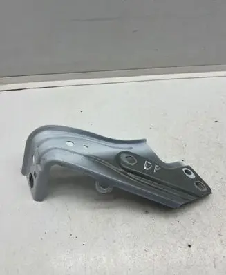 Renault Clio V Fender mounting bracket 631405428R