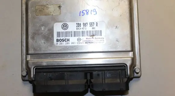 Volkswagen PASSAT B5.5 Engine control unit/module 3B0907557R 1039S00000 0261208003