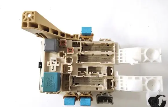 Toyota Yaris Fuse module 82730-52371
