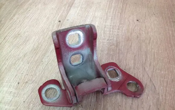 Renault Clio III Front door lower hinge 205010