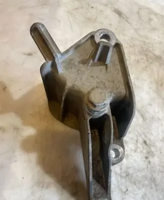 Opel Astra J Gearbox mounting bracket 13248661