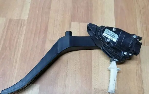 Volkswagen Touareg I Accelerator throttle pedal 7L6721507A 6PV00777027