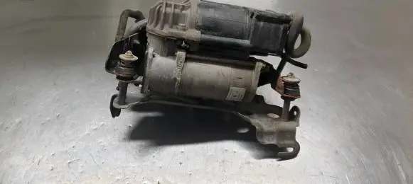 Mercedes-Benz C W205 Air suspension compressor/pump 5899338165C 26071610 SCM765