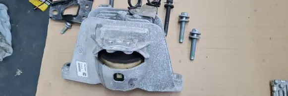 Engine mount vacuum valve