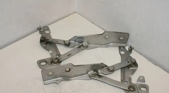 Engine bonnet/hood hinges