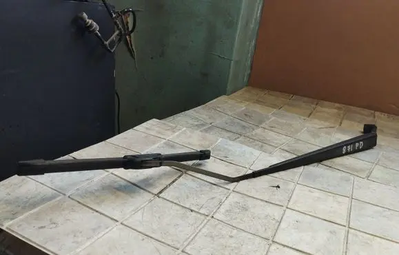 Mitsubishi Colt Front wiper blade arm