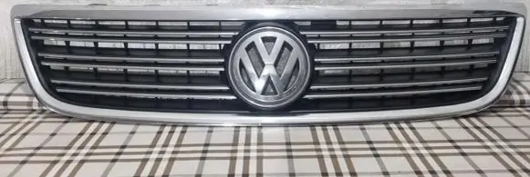 Volkswagen Phaeton Front bumper upper radiator grill